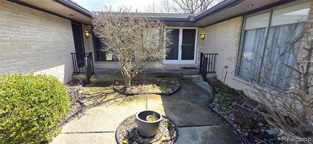 22411 Twyckingham Way, Southfield, MI 48034