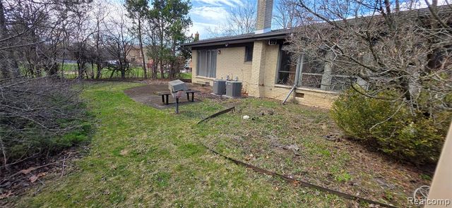 22411 Twyckingham Way, Southfield, MI 48034