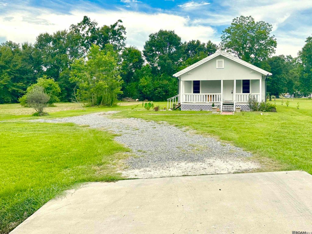 14039 Young Rd, Gonzales, LA 70737