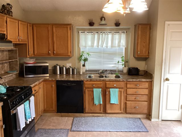 702 Rawlins Drive, Lancaster, TX 75146