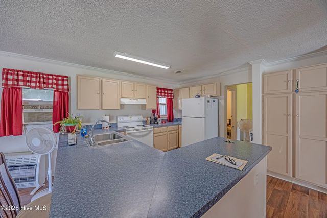 620 S Raleigh Street, Wallace, NC 28466