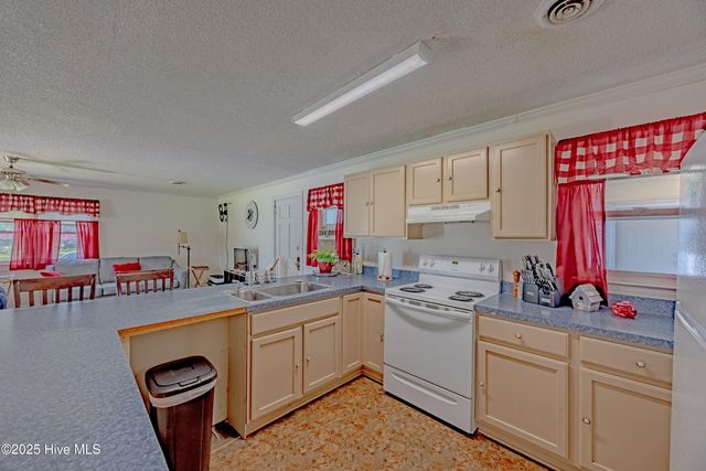 620 S Raleigh Street, Wallace, NC 28466
