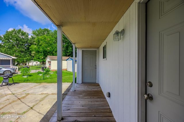 620 S Raleigh Street, Wallace, NC 28466