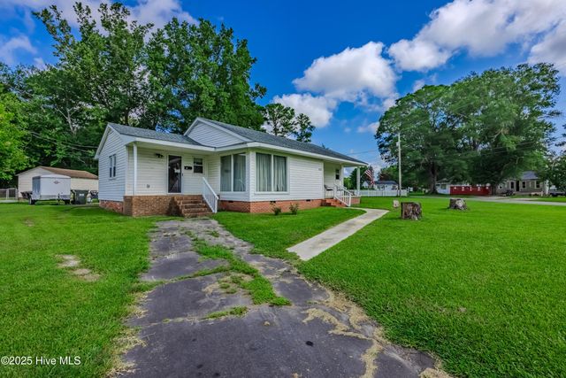 620 S Raleigh Street, Wallace, NC 28466