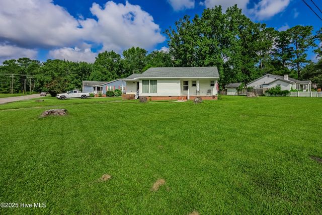 620 S Raleigh Street, Wallace, NC 28466