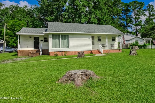 620 S Raleigh Street, Wallace, NC 28466
