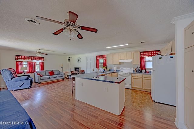 620 S Raleigh Street, Wallace, NC 28466