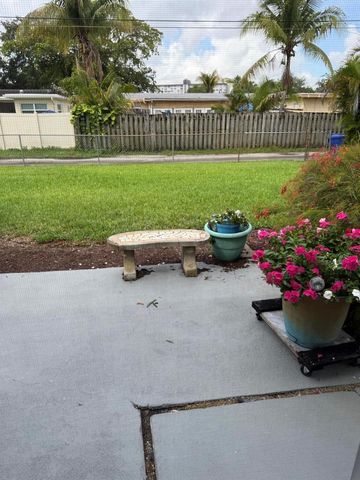 626 S Crescent Drive, Hollywood, FL 33021