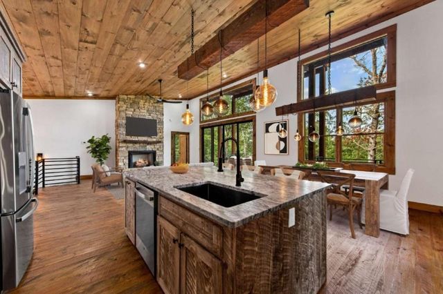 65 Wolf Creek Heights, Mineral Bluff, GA 30559