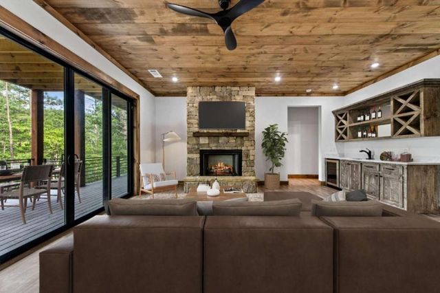65 Wolf Creek Heights, Mineral Bluff, GA 30559