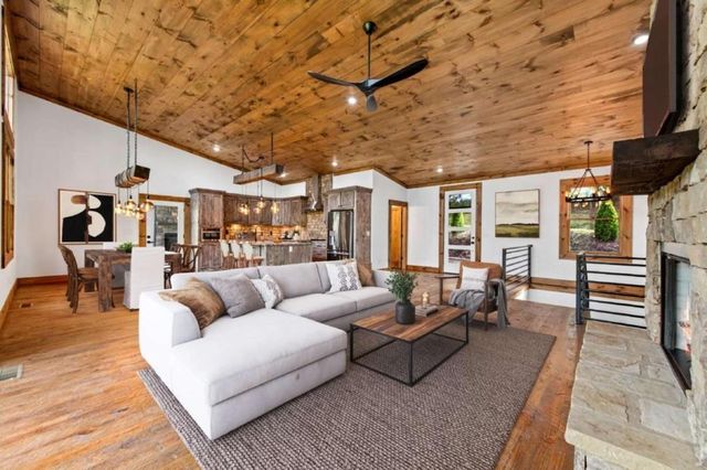 65 Wolf Creek Heights, Mineral Bluff, GA 30559