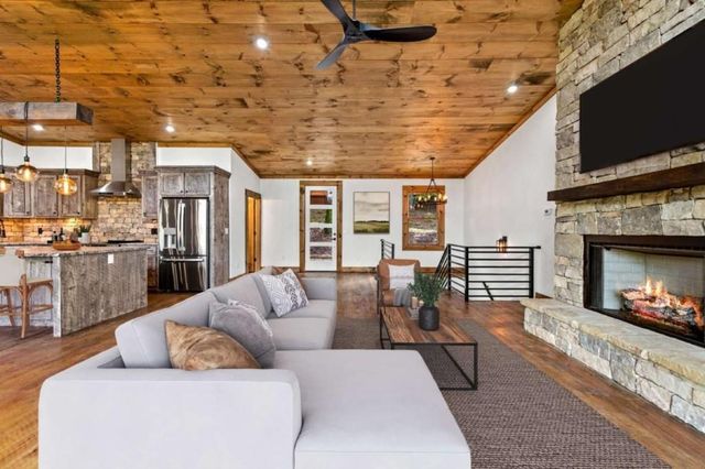 65 Wolf Creek Heights, Mineral Bluff, GA 30559