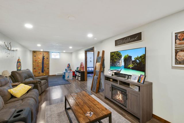509 4th Street E, Horace, ND 58047