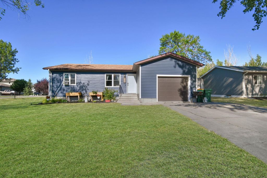 509 4th Street E, Horace, ND 58047