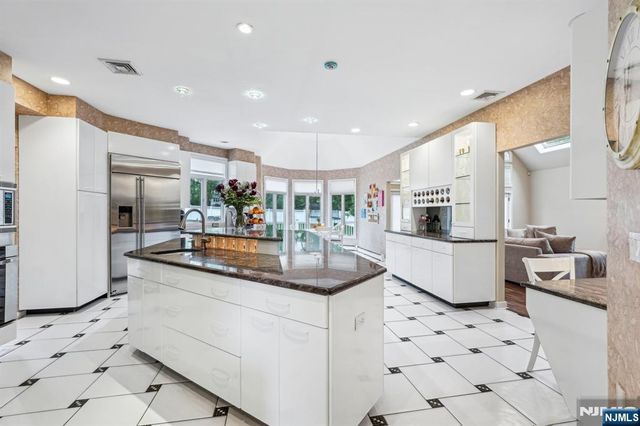 31 Bourbon Street, Wayne, NJ 07470