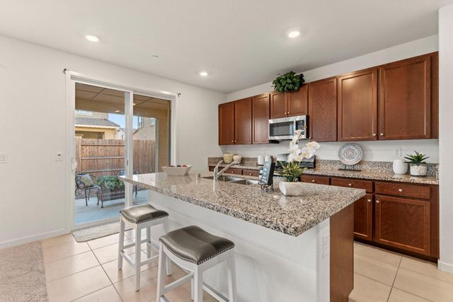 6001 Firelight Dr, Roseville, CA 95747