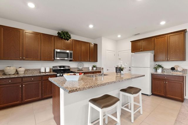 6001 Firelight Dr, Roseville, CA 95747