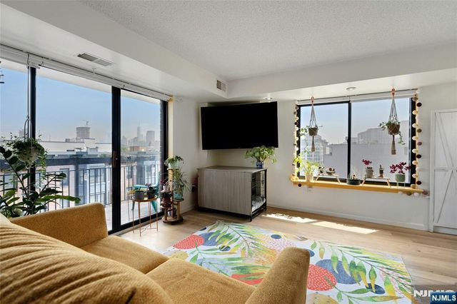 700 1st Street 6H, Hoboken, NJ 07030