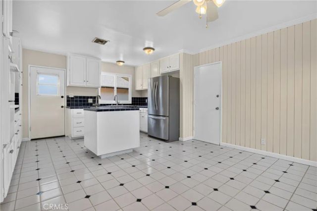 7928 Owensmouth, Canoga Park, CA 91304