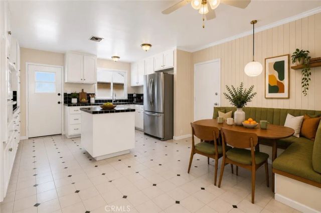 7928 Owensmouth, Canoga Park, CA 91304