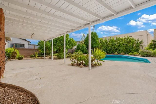 7928 Owensmouth, Canoga Park, CA 91304