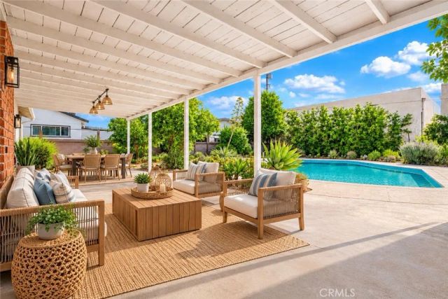 7928 Owensmouth, Canoga Park, CA 91304