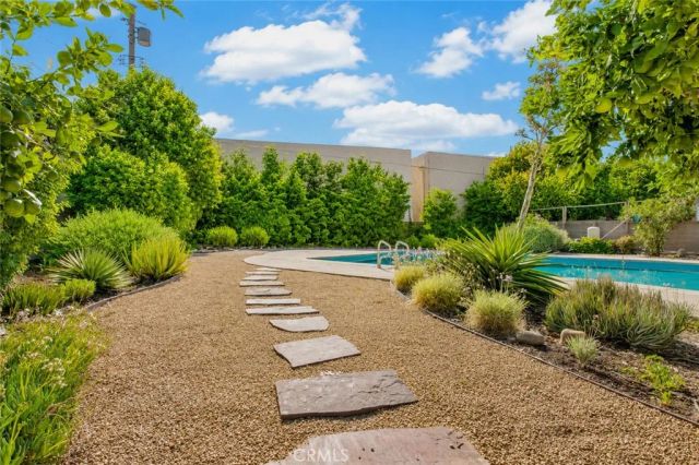 7928 Owensmouth, Canoga Park, CA 91304
