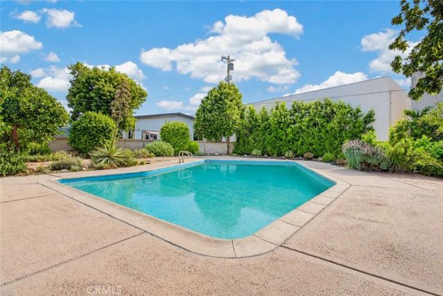 7928 Owensmouth, Canoga Park, CA 91304