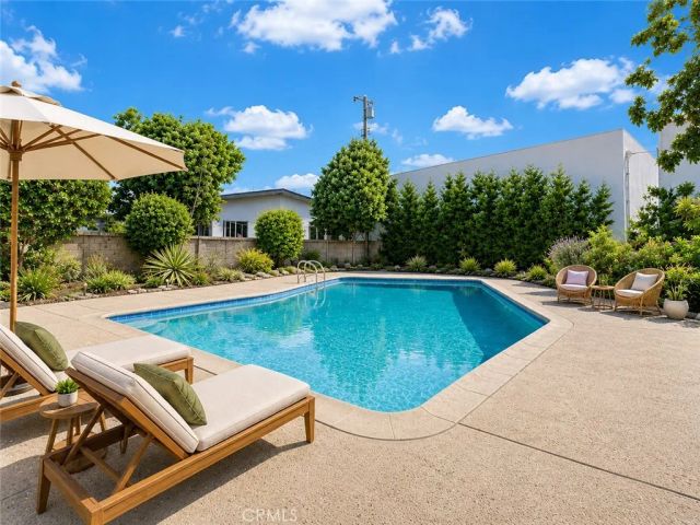 7928 Owensmouth, Canoga Park, CA 91304