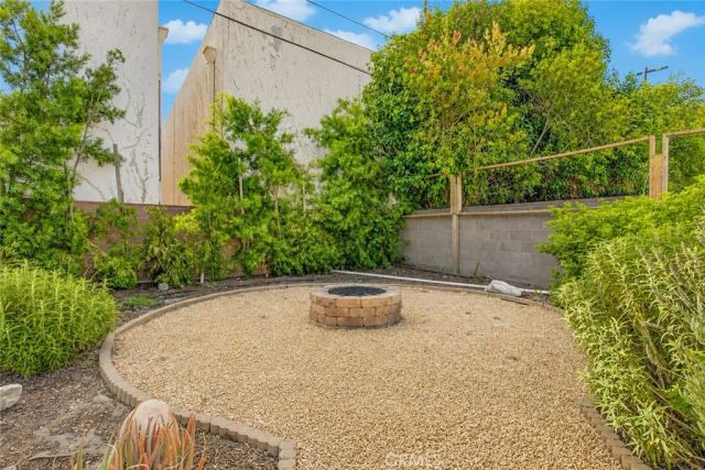 7928 Owensmouth, Canoga Park, CA 91304