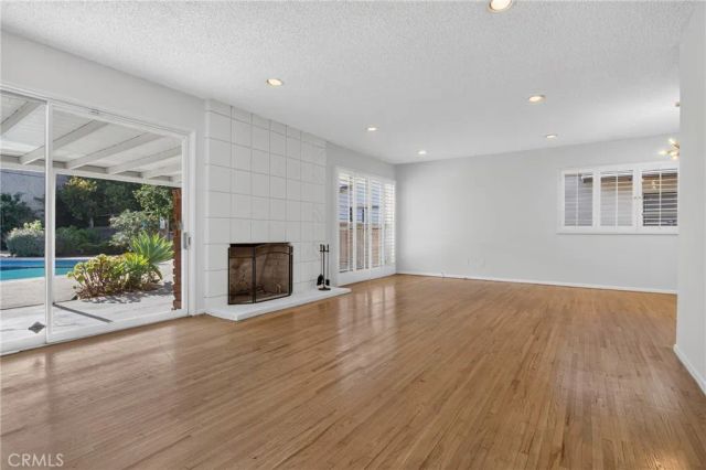7928 Owensmouth, Canoga Park, CA 91304