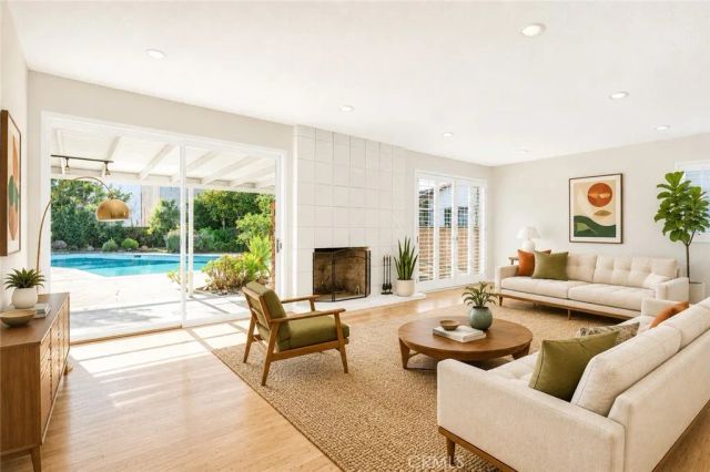 7928 Owensmouth, Canoga Park, CA 91304