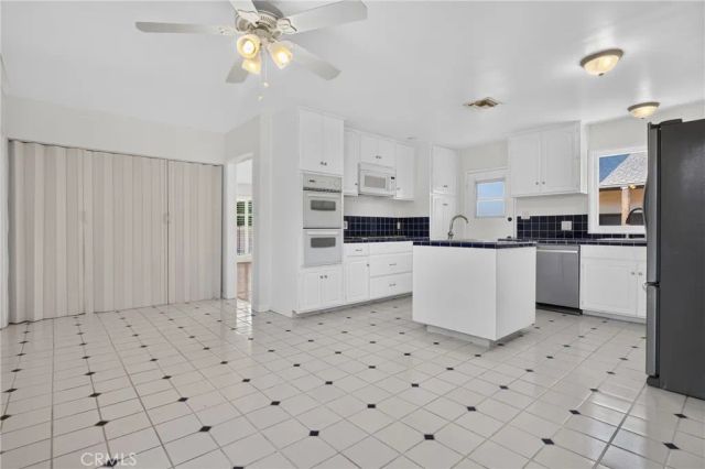 7928 Owensmouth, Canoga Park, CA 91304