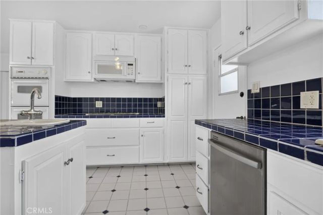 7928 Owensmouth, Canoga Park, CA 91304
