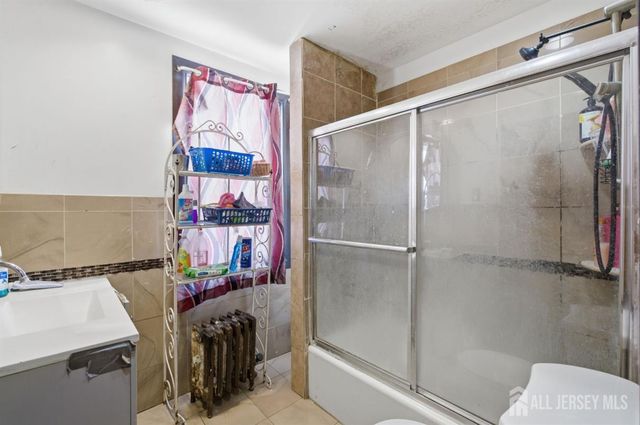 54 E Pennsylvania Avenue, Avenel, NJ 07001