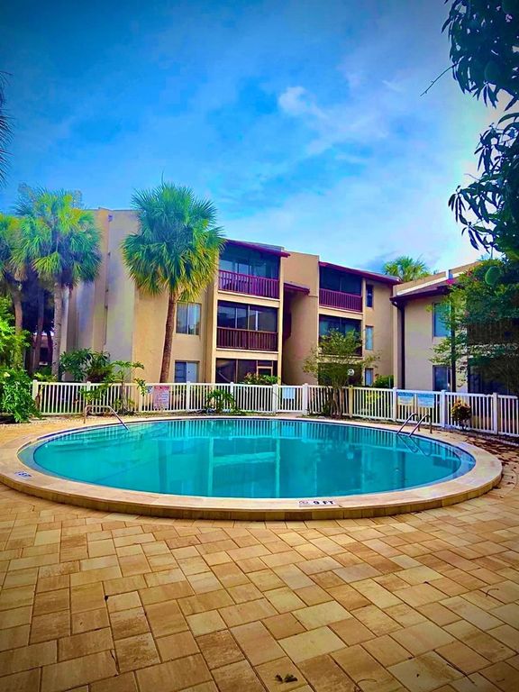 8605 HURON COURT 34, Tampa, FL 33614