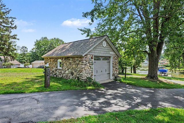 51408 Summit Street, Paw Paw, MI 49079