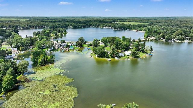 51408 Summit Street, Paw Paw, MI 49079