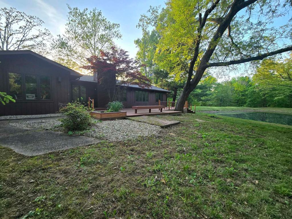 Image 1 of property listing at 17647 N Old Centralia Lane, Mt Vernon, IL 62864