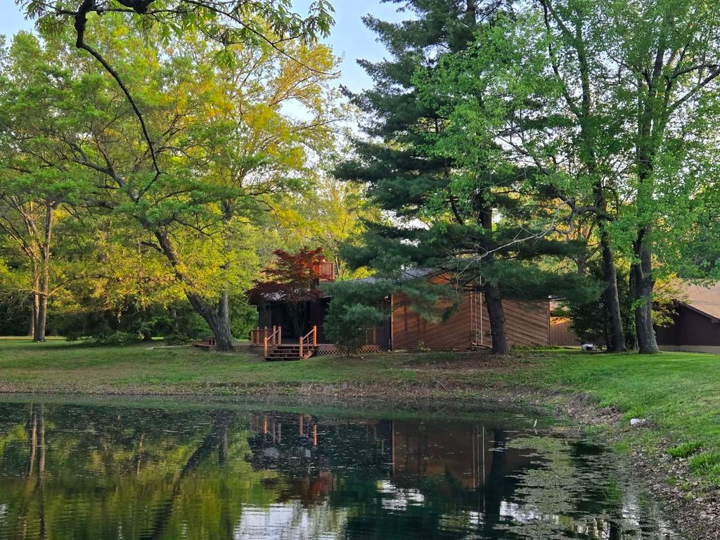 Image 2 of property listing at 17647 N Old Centralia Lane, Mt Vernon, IL 62864