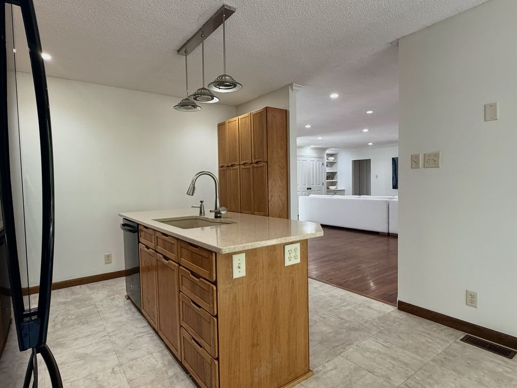 Image 20 of property listing at 17647 N Old Centralia Lane, Mt Vernon, IL 62864