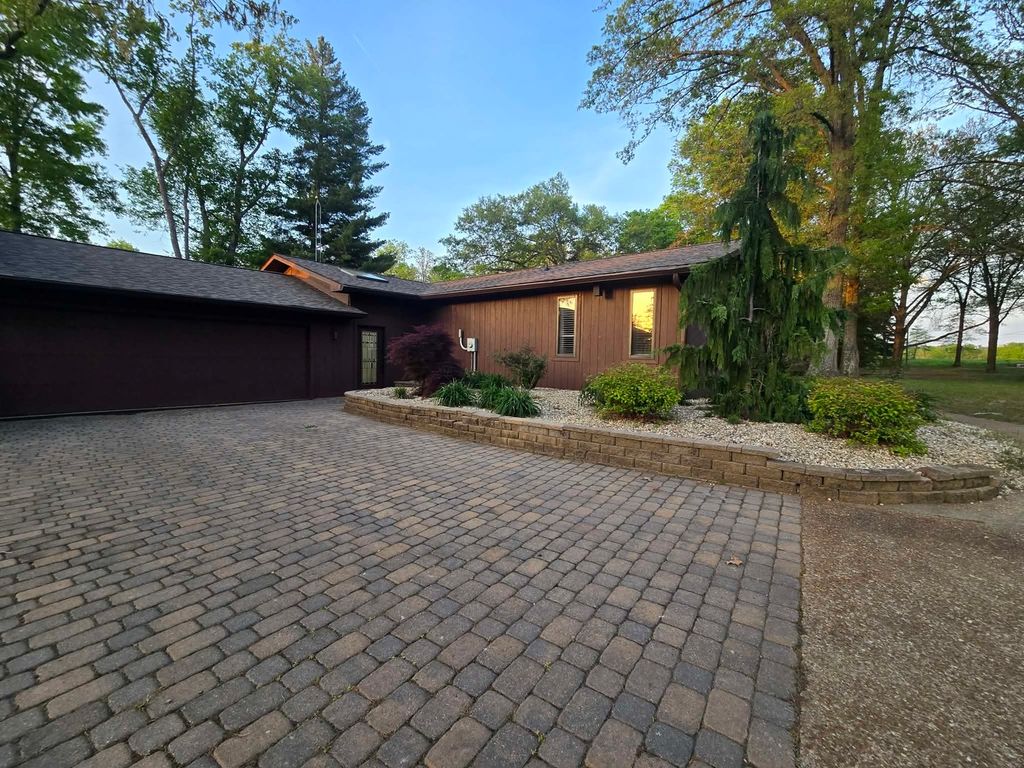 Image 3 of property listing at 17647 N Old Centralia Lane, Mt Vernon, IL 62864