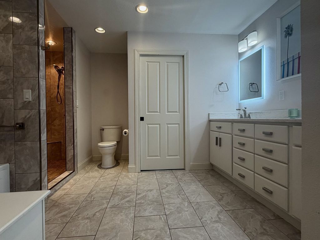 Image 26 of property listing at 17647 N Old Centralia Lane, Mt Vernon, IL 62864