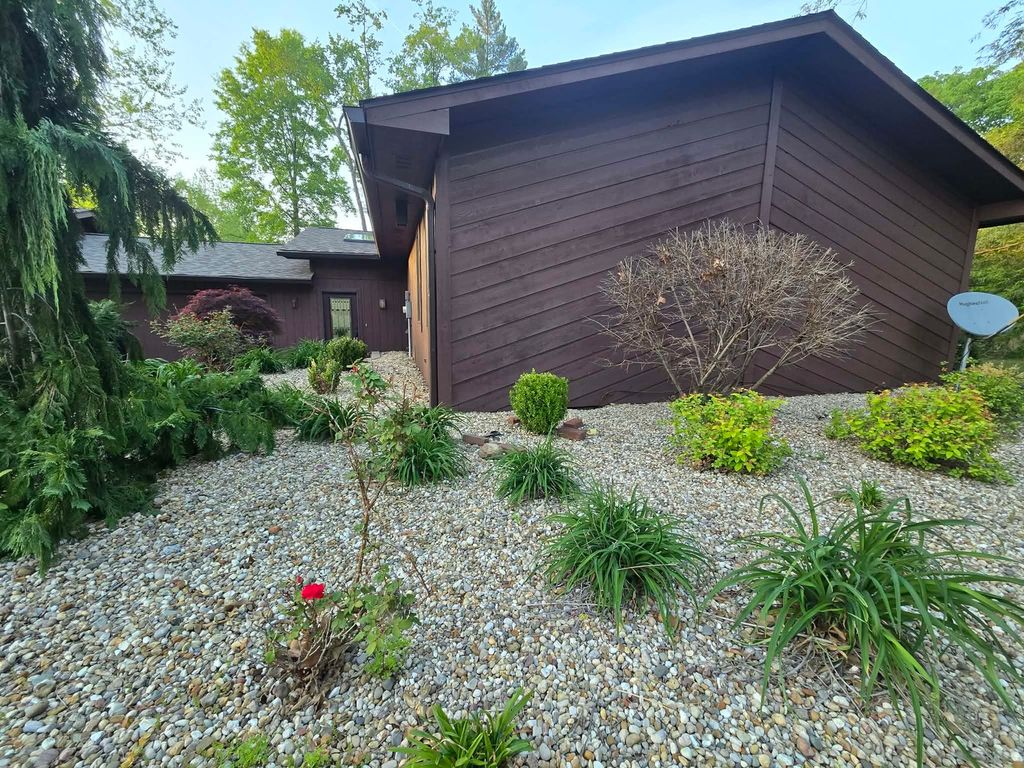 Image 4 of property listing at 17647 N Old Centralia Lane, Mt Vernon, IL 62864