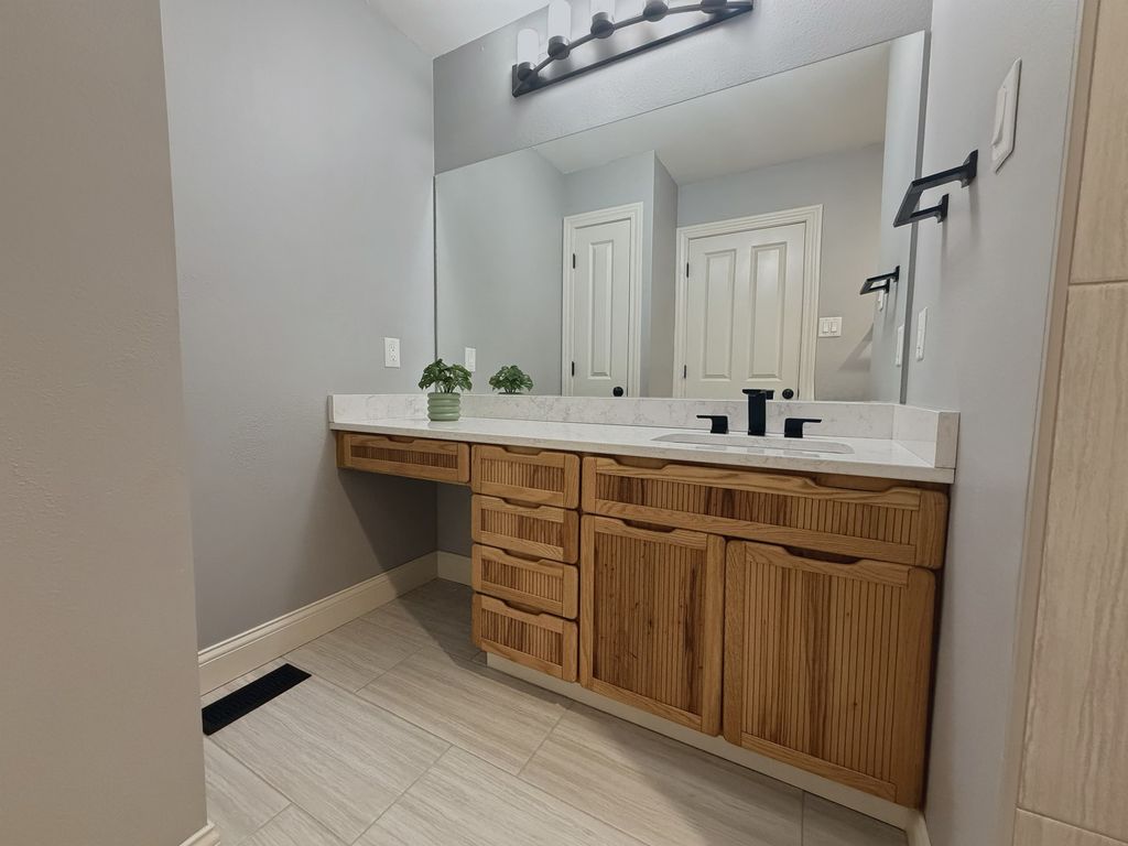 Image 33 of property listing at 17647 N Old Centralia Lane, Mt Vernon, IL 62864