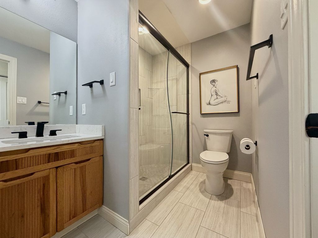 Image 34 of property listing at 17647 N Old Centralia Lane, Mt Vernon, IL 62864