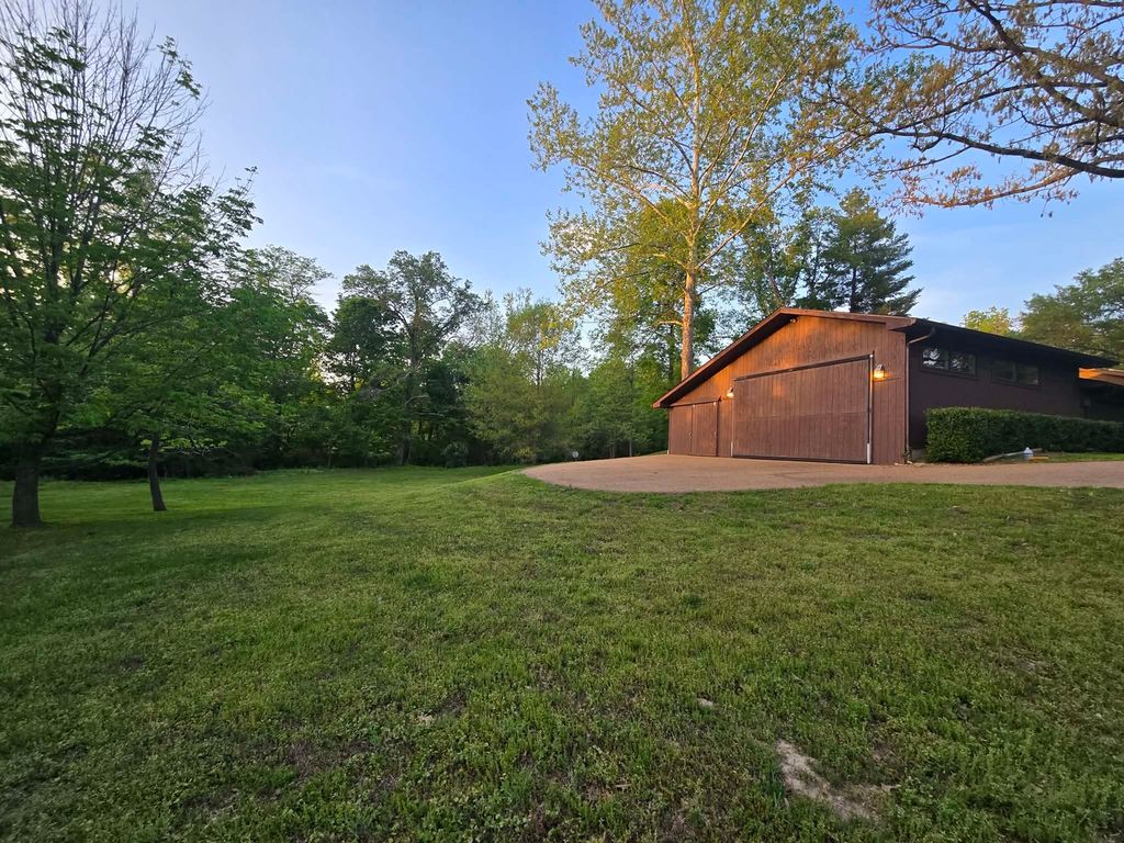 Image 40 of property listing at 17647 N Old Centralia Lane, Mt Vernon, IL 62864