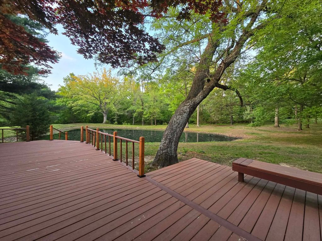 Image 5 of property listing at 17647 N Old Centralia Lane, Mt Vernon, IL 62864