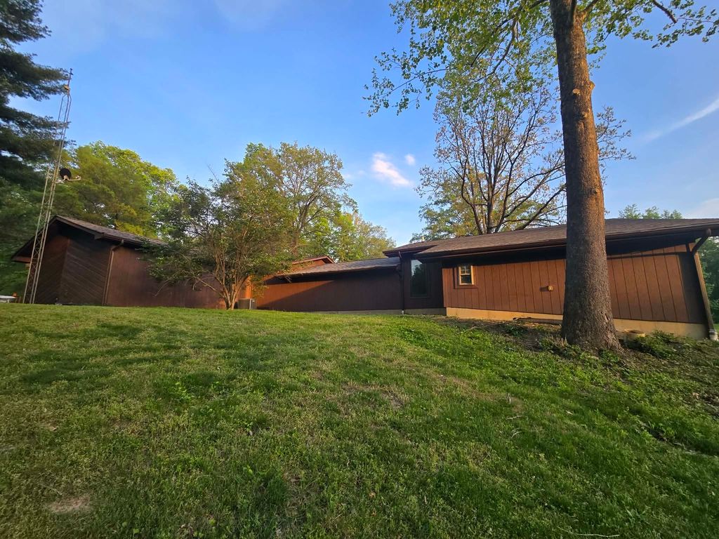 Image 42 of property listing at 17647 N Old Centralia Lane, Mt Vernon, IL 62864