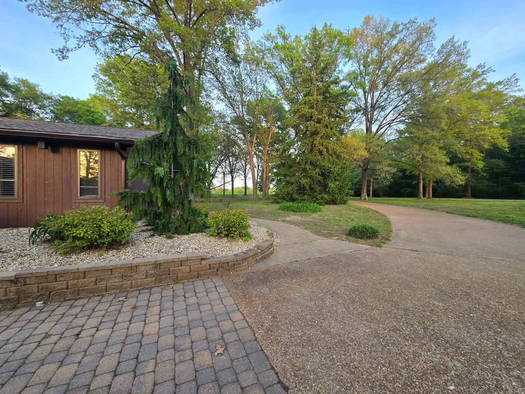 Image 45 of property listing at 17647 N Old Centralia Lane, Mt Vernon, IL 62864